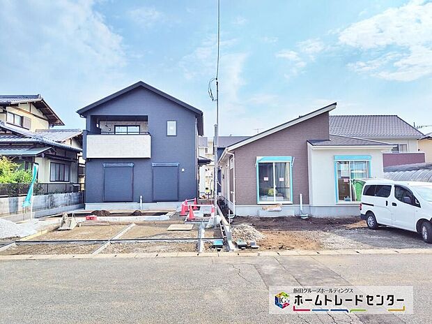 【前面道路含む現地写真】一戸建ての大きなメリットは、「自分の土地」を自由に使えること。好きなペットが飼えるほか、ガーデニングやＤＩＹ、車やバイクの手入れなど様々な趣味を楽しめます♪