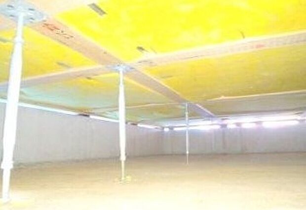 【強く頑丈な「鋼製床束」】カースペースが2台分ございますので、家族分の自転車を駐輪したり、急な来客用の駐車スペースとしてもお使いいただけます。