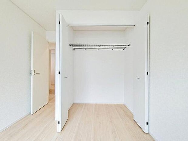【収納】（3号棟）充分な広さの収納を備え、採光良好な洋室は、快適空間。プライベートの時間もゆったりお寛ぎ頂けそうです。自分好みのお部屋で、ゆったりお寛ぎ頂けます。

