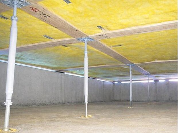 【強く頑丈な「鋼製床束」】建物の床を支える「床束」と呼ばれる支持材に、サビやシロアリを寄せ付けない鋼製の床束を採用。 従来品に比べ信頼性が高く、安心の強度で頑丈な構造を支えます。 長期間の使用でも痩せず、腐らず、メンテナンス性にも優れた素材です。
