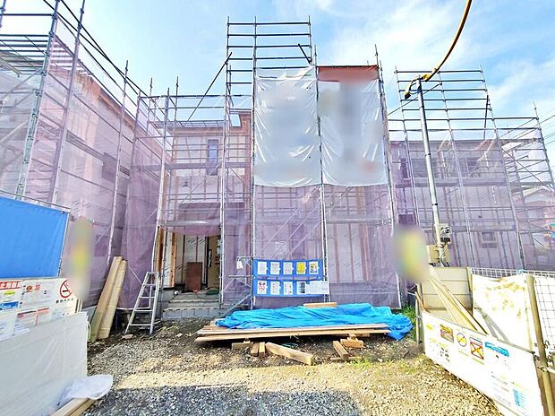 【現地外観写真】隣家との距離も、前面道路の幅員も充分にございますので、プライベートにも配慮されたお住まいとなっております。ゆとりの広さは魅力的です。是非この機会にご見学ください♪