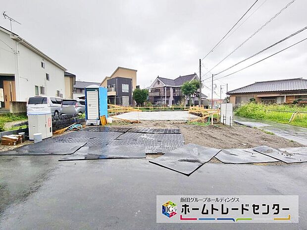 【前面道路含む現地写真】ご予約をいただければ、もちろん平日や夜間でもご案内は可能です。お仕事の形態が多様化しておりますので、決まったお時間では中々身動きが取れないお客様も多いかと思います。お気軽にお申し出ください。