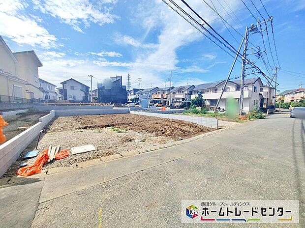 【前面道路含む現地写真】ご予約をいただければ、もちろん平日や夜間でもご案内は可能です。お仕事の形態が多様化しておりますので、決まったお時間では中々身動きが取れないお客様も多いかと思います。お気軽にお申し出ください。
