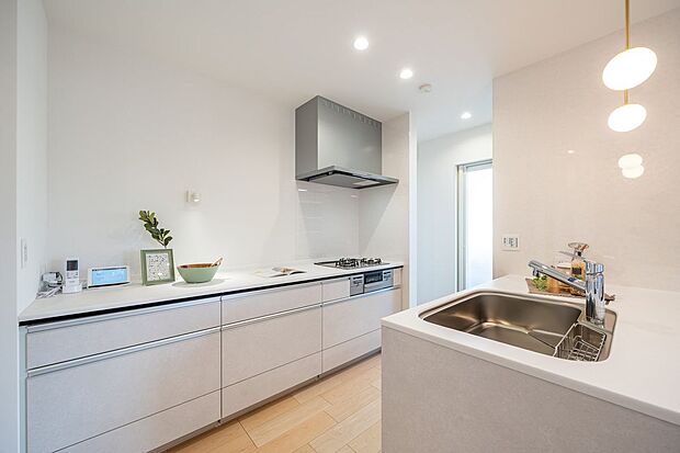 ■3号地キッチンどのようなインテリアにも自然と馴染む、ホワイトカラーで統一した清潔感のあるキッチン。お料理の配膳や片付けがしやすい配置で、家族みんなが自然とお手伝いできる間取りです。