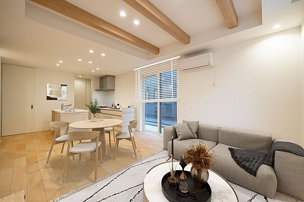 ■2号地リビング2号地のLDKは約17.8帖(ワークスペース、キッチンクローク含む)です。天井の化粧梁と木目調の床が調和し、温もりあるナチュラルな空間を演出。※CG合成にて家具を設置