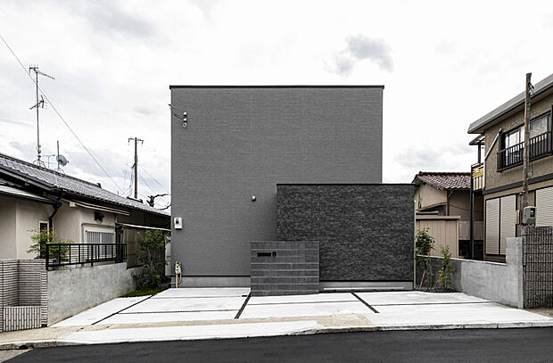 無駄を削ぎ落とした直線的デザインが特徴。南北の接道により通風も良く、玄関側は広い約8.1ｍ道路で利便性も抜群。裏側には目隠し壁と門扉を設け、外からの視線を遮ります。