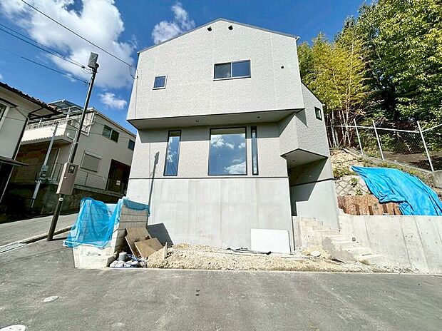 南西向きの為、陽当たり良好!!