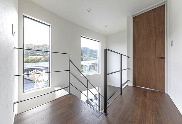 洗練されたデザインが目を引くLDK。スタイリッシュな鉄骨階段が空間に広がりと開放感を演出。家族との繋がりを感じる毎日を過ごせます。