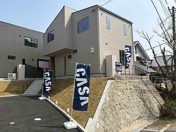 
閑静な住宅地「花屋敷荘園3丁目」にて新築戸建販売開始いたしました！
前面道路幅員約6.5ｍ！2WAYアクセス可能！！
阪急「川西能勢口」駅徒歩約17分
能勢電「川西能勢口」徒歩約17分
(1号地)