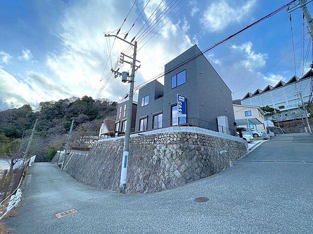 高台ならではの爽快な眺望が広がる住環境。周囲に圧迫感がなく、明るさと風通しに恵まれた立地で、静かに暮らしたいご家庭におすすめです。