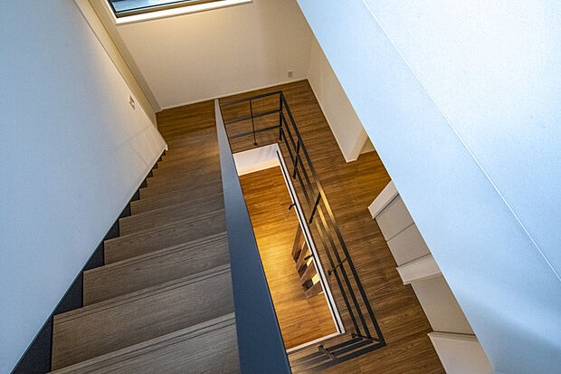 吹抜けからたっぷり光が差し込む、明るく気持ちの良いリビング空間です。