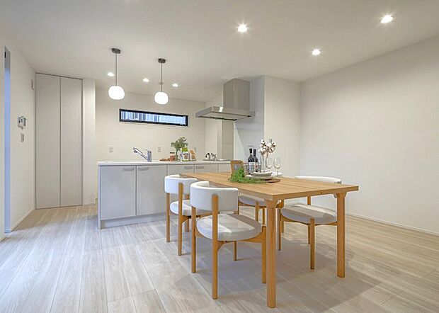 光が降り注ぐ広々LDKは、家族団らんの理想空間。白を基調とした内装と木目調フロアが温もりと開放感を演出。モダンなスケルトン階段が目を惹く、上質な暮らしを叶える邸宅です。