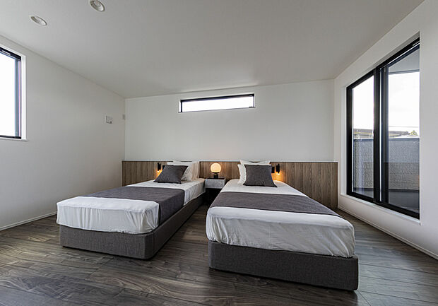 【2階居室(メインベッドルーム)】大きな窓から柔らかく光が入り込む洗練された寝室。端正なデザインが心地よい静けさを生み、上質な休息を叶えます。