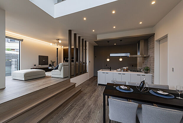 【リビング】リビングとダイニングをゆるやかに分ける設計が、自然な広がりを生む上質な空間。落ち着いた色調と大開口が、家族の時間を豊かに包み込みます。