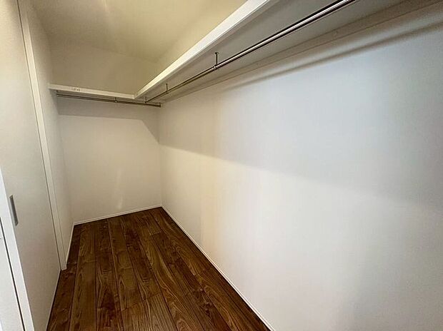 【収納】夫婦の服などをたっぷりと仕舞える収納豊富なウォークインクローゼット。衣類だけでなく、かさばるものも仕舞えて便利！