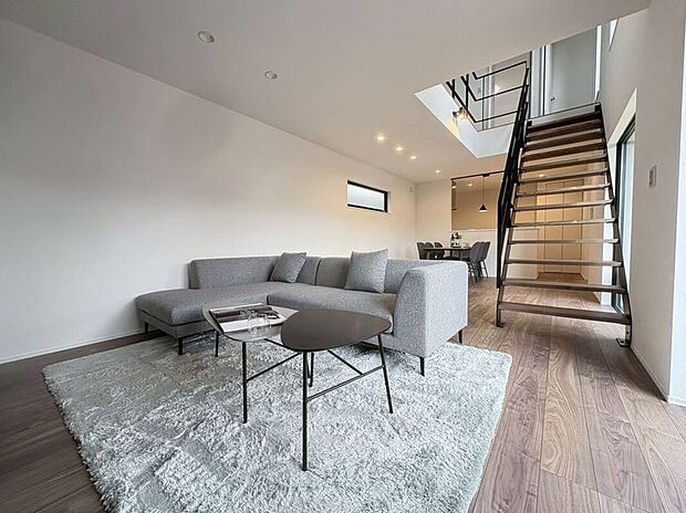 【リビング】ご家族でゆっくりおくつろぎいただける広々リビング！