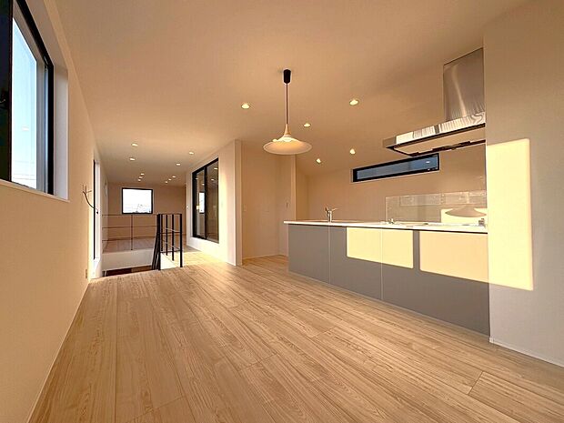 【3号地内観】太陽の光が降り注ぐ、開放的なLDK！広々とした空間で家族が笑顔になる。人気の対面キッチンで会話も弾む、毎日が輝く新生活をここから始めませんか？