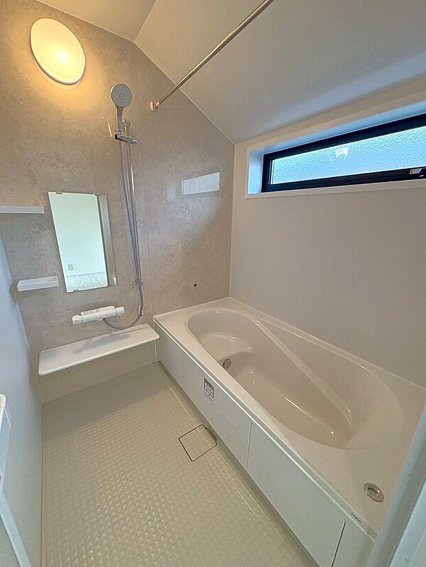 【1号地内観】広々としたバスルームで、一日の疲れを癒す贅沢なバスタイムを。足を伸ばせるゆったり浴槽で心身ともにリフレッシュできます。