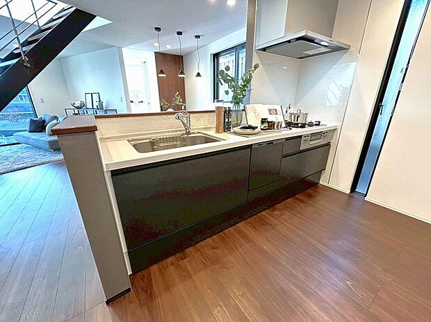 【キッチン】家族の笑顔が見える開放的な対面キッチン。料理中もリビングで遊ぶお子様と会話が弾み、絆を深める住まい。毎日の食卓が特別な時間に変わります。素敵な未来がここに。