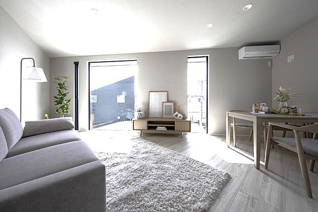 【リビング】家族の集いの場となるLDKには南西側に窓を設け、光をたっぷり取り込み明るい空間を演出します。