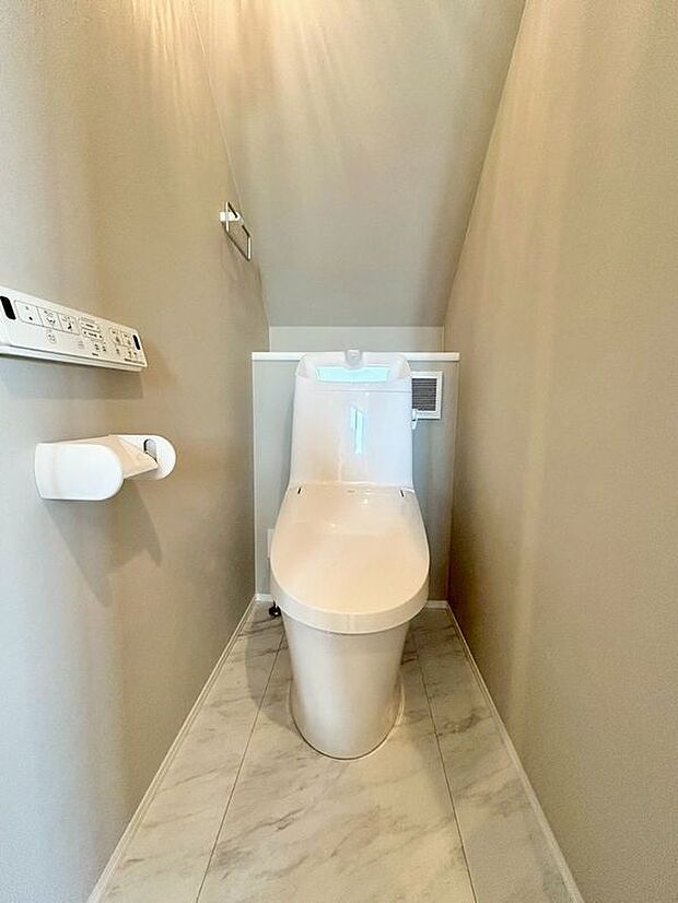 【トイレ】白を基調とした清潔感溢れるトイレ。ウォシュレット機能標準設備で快適な温水洗浄便座付きの広く明るいトイレです。