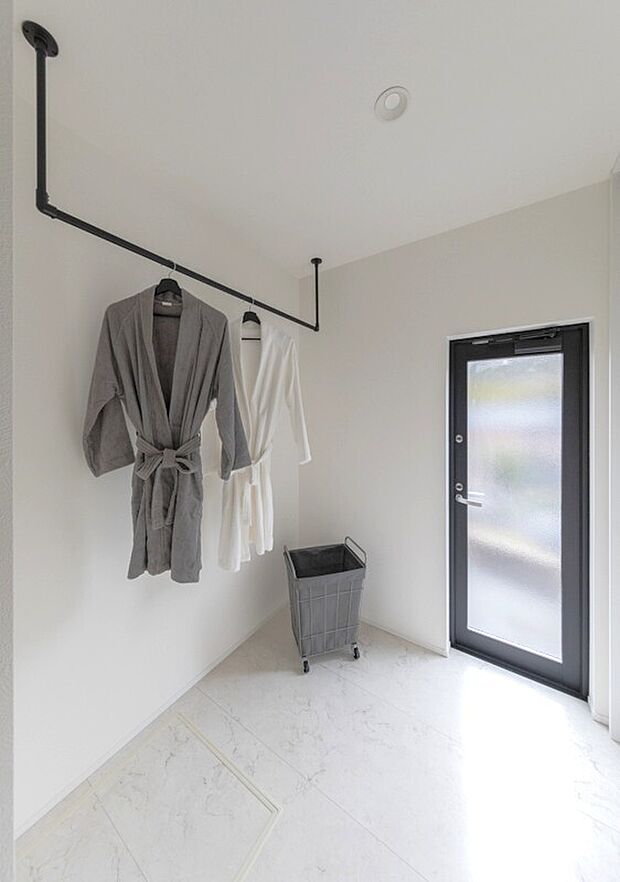 【脱衣所】脱衣所と洗面所を分かれているので、家族の生活動線が重なってもストレスなく使えるようになり、プライバシーの確保や来客対応のしやすさ、湿気対策など、暮らしの快適さがぐっと向上します。