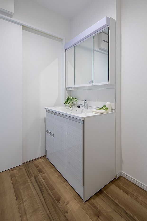 【【2号地　同仕様写真】洗面台】ゆとりの洗面スペースで朝の身支度もスムーズに
三面鏡裏にはご家族それぞれの洗面用品がすっきり片付く収納スペース付きです。