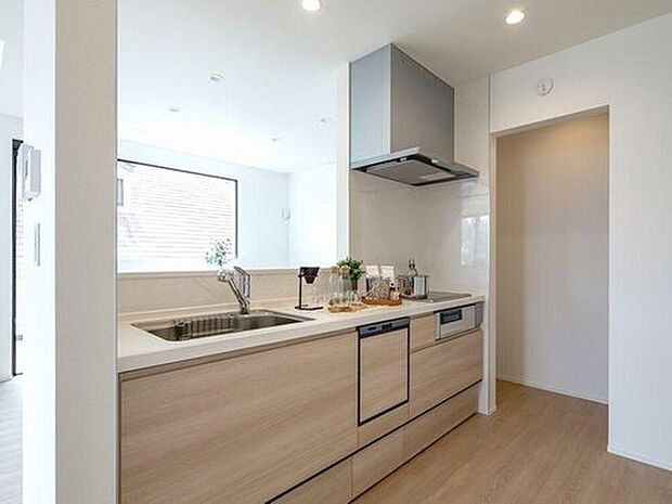 【キッチン】ナチュラルな木目が優しい印象のシステムキッチン。家族を見渡せる配置で、小さなお子様がいても安心して料理ができます。収納が多く、調理道具を整理しやすいのも魅力。使い勝手と心地よさを兼ね備えた毎日が快適になるキッチンです。