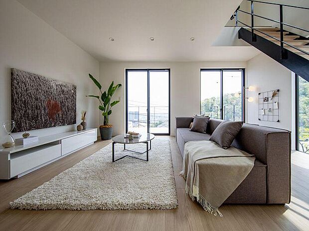 【リビング】大きな窓から光があふれる開放的なリビング。高台ならではの眺望が日常にゆとりを生み、家族が自然と集まる心地よい空間です。