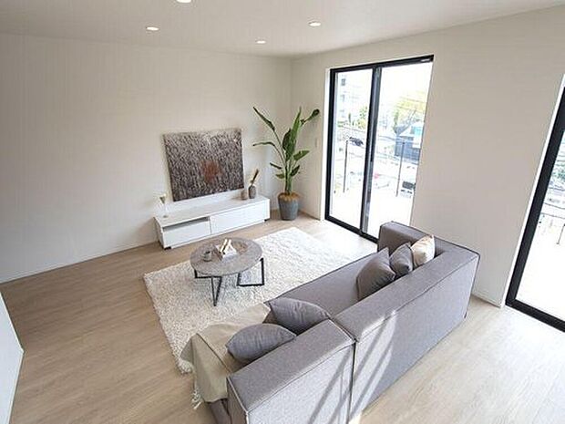 【リビング(上から)】家具を置いてもゆとりのある大きなリビング。窓からの眺めが暮らしを彩り、心地よい時間が流れます。