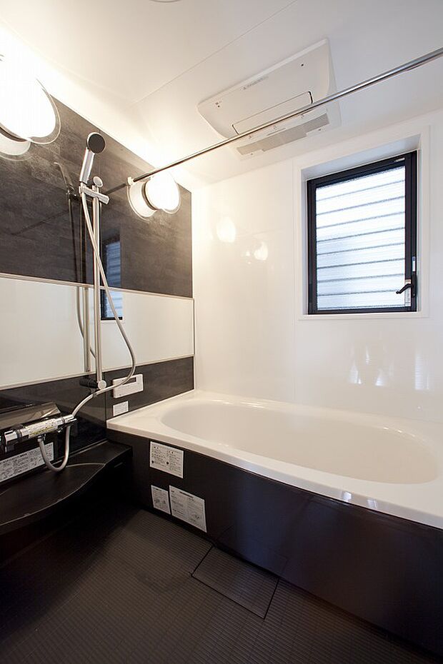 【建物プラン例（内観写真）】【同仕様写真】
一日の疲れを癒すための心地よいバスタイムを演出する浴室はゆとりあるサイズを採用。
寒いとき、梅雨時の部屋干しにうれしい、浴室暖房乾燥機付き！