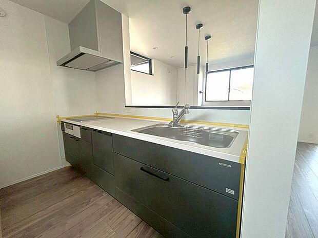 【キッチン】【2号地】
お料理中も家族とのコミュニケーションがとりやすい対面キッチン