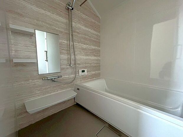 【浴室】【1号地】
一日の疲れを癒すための心地よいバスタイムを演出する浴室はゆとりあるサイズを採用。
寒いとき、梅雨時の部屋干しにうれしい、浴室暖房乾燥機付き!