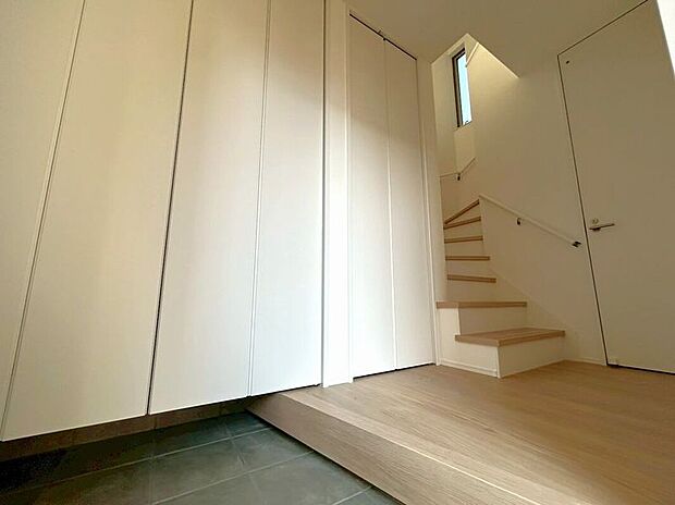 【玄関】【1号地】散らかりやすい玄関周りは収納スペースを確保することですっきりと。 いつも気持ち良くご家族を迎えられる玄関。