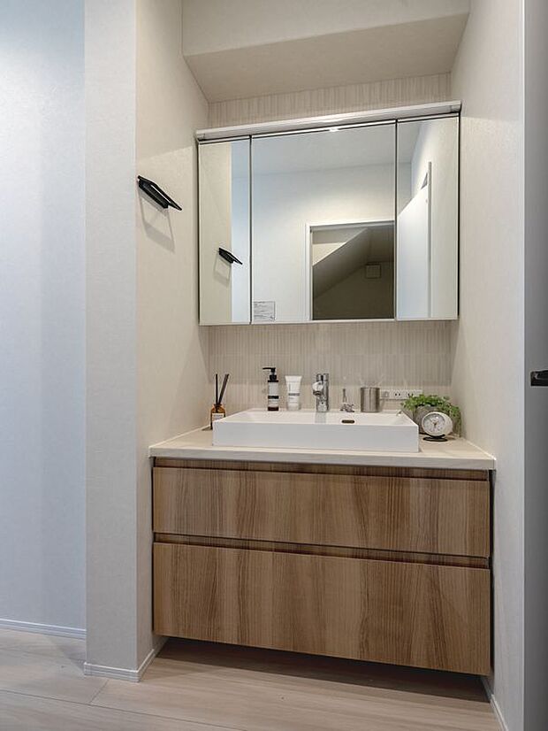 【洗面台】収納力抜群の三面鏡裏と引き出し収納で、散らかりがちな洗面周りもすっきり整頓。忙しい朝もスムーズに準備でき、家族みんなが快適に使える広々設計、機能的空間です。