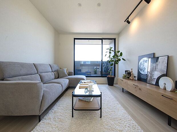 【リビング】明るいリビングは、家族の会話が弾む憩いの場。モダンなインテリアとたっぷりの自然光が、日々の暮らしを豊かに彩ります。