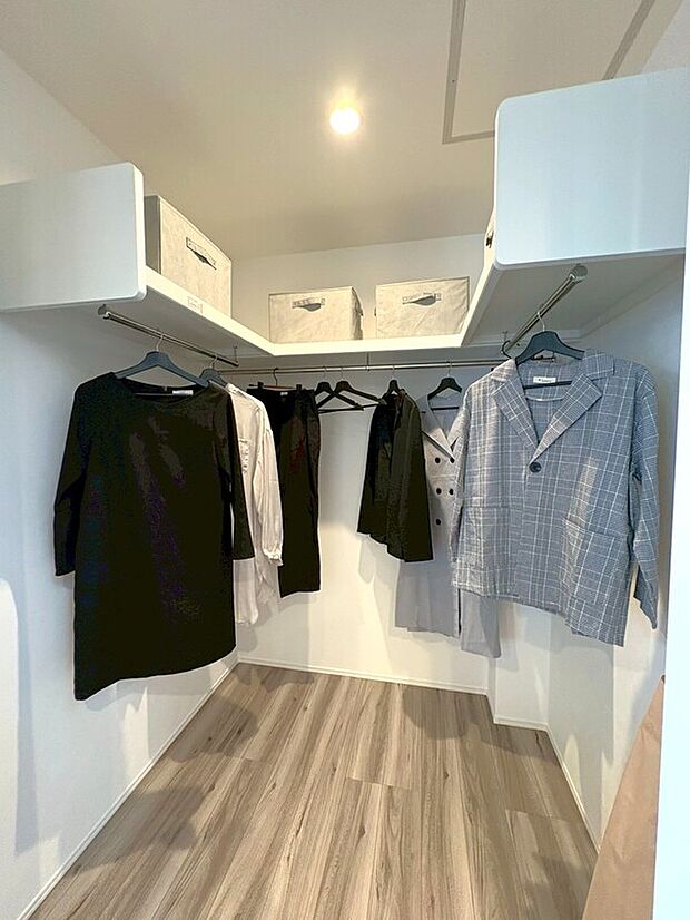 【収納】大容量のクローゼット付きですので、大切な衣類やお荷物もすっきり収納していただけます。
