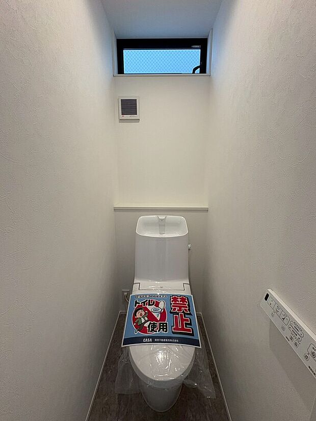 【トイレ】ウォシュレット付きの高機能トイレ。
各階それぞれにトイレを設けておりますので、夜中や朝などの忙しい時間帯にも使い勝手が良く、便利です。