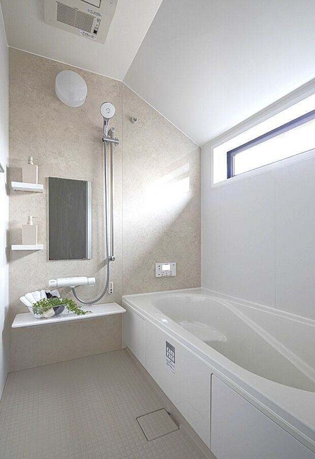 【浴室】一日の疲れを癒す広々とした清潔感あふれるバスルーム。足を伸ばしてゆったり湯船に浸かり、心身ともにリフレッシュできる特別な空間。明るい窓が開放感を演出し、毎日のお風呂が心安らぐ時間に。