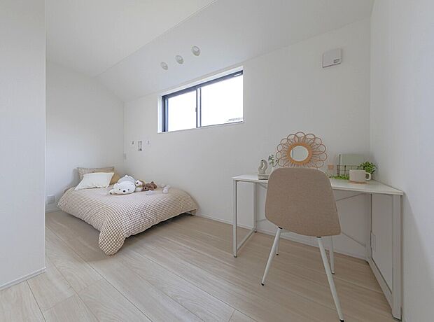 【1号地内観】約4.9帖の居室。
収納力抜群のクローゼット付き洋室！衣類から趣味の物まで、全てを美しく整理整頓でき、お部屋はいつも広々。自分だけの空間で、ゆったりと過ごしませんか？