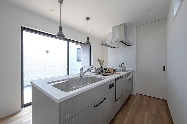 【2号地内観】リビングを見渡せる対面キッチンは、料理をしながら家族との会話が楽しめる設計。配膳や片付けもしやすく、毎日の家事を快適にします。