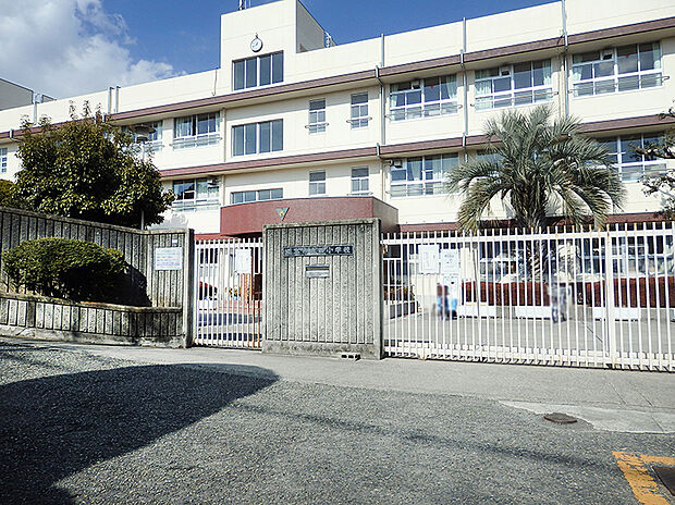 茨木市立西小学校(約571m)