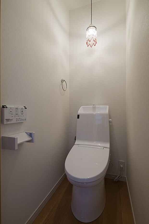 【内観イメージ】ウォシュレット付きの高機能トイレ。各階それぞれにトイレを設けておりますので、夜中や朝などの忙しい時間帯にも使い勝手が良く、便利です。※掲載の写真はイメージで、実際の設置状況と異なります。