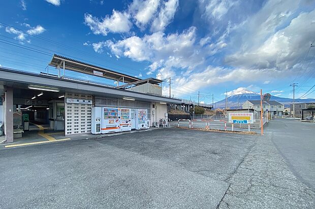 JR身延線「竪堀駅」まで徒歩10分の便利な立地。通勤・通学がスムーズになり、毎日の移動が快適に。近隣には買物施設も揃っており、暮らしやすさを実感できるアクセス環境です。