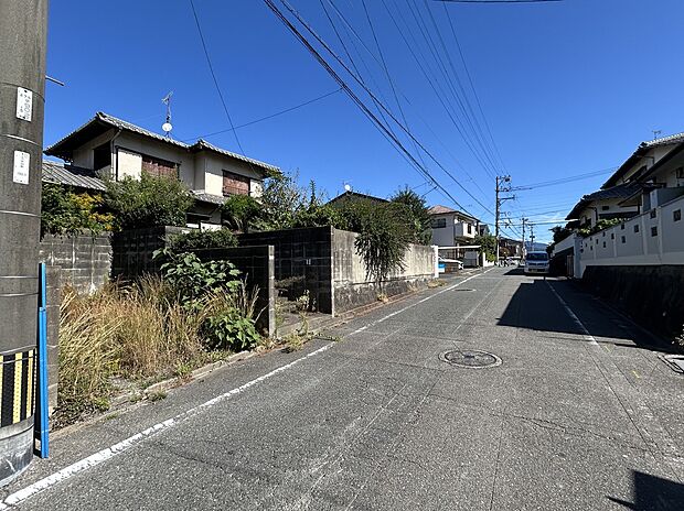 【現地土地写真】解体工事前 前面道路6.1m