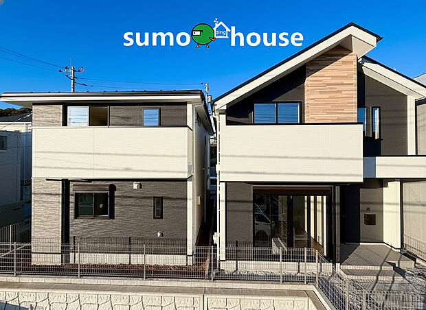 ワイドサッシから明るい陽光がたっぷり差し込む開放的な空間！ 室内は濃色フロア×白壁のモダンデザインで、洗練された印象です。