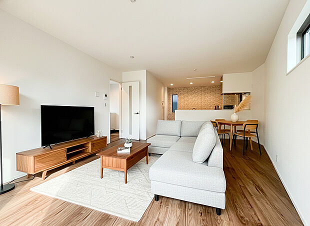 大切なご家族が集まるからこそＬＤＫはこだわりたいですよね！休日はおひさまの光をたっぷりと取りこめるリビングでゆったりと過ごしませんか？子供たちが元気に笑いながら走り回っている姿が目に浮かぶ空間です。