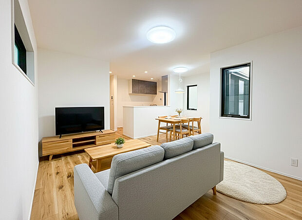 深く豊かな緑と爽快な青い空を感じる、まるで杜の中に暮らすような心地よさを存分に堪能いただける邸宅です。最高グレードの設備仕様が標準装備の新築住宅で快適で便利な生活をお送り頂ける一品です。