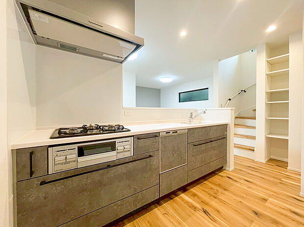 オープンでのびやかな空間を生み出す、こだわりの広がりとゆとり。家族と過ごす時間を大切にしたい方にぴったりの明るくゆとりある住空間です。南側の窓からの日差しがリビングの隅々までしっかりと届きます！