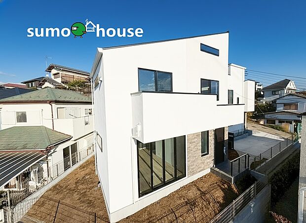 深く豊かな緑と爽快な青い空を感じる、まるで杜の中に暮らすような心地よさを存分に堪能いただける邸宅です。最高グレードの設備仕様が標準装備の新築住宅で快適で便利な生活をお送り頂ける一品です。